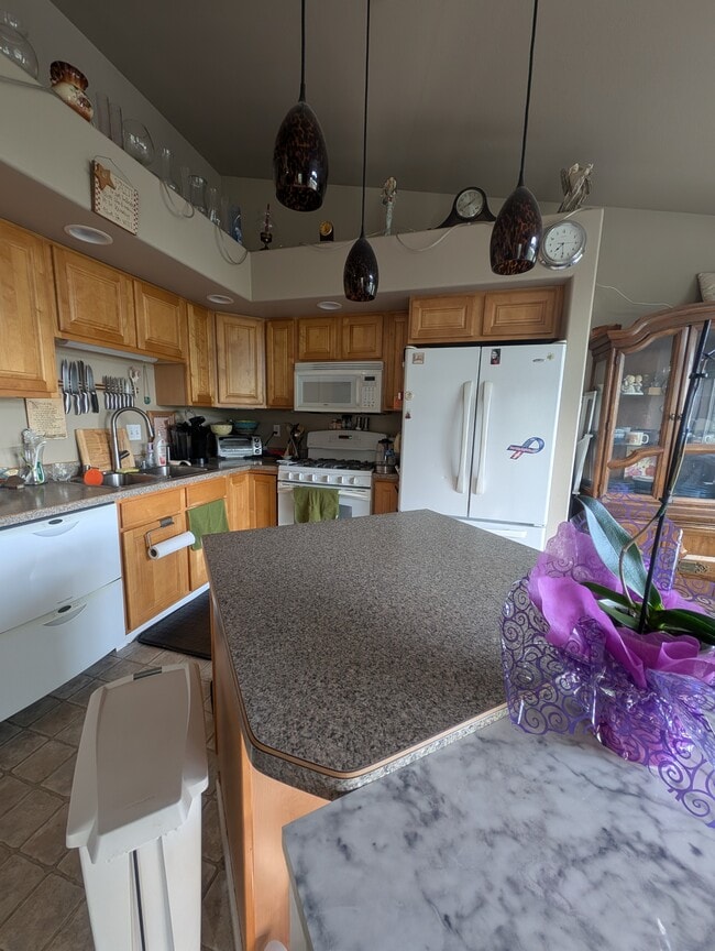 Building Photo - 1850 N Monte Vista Dr