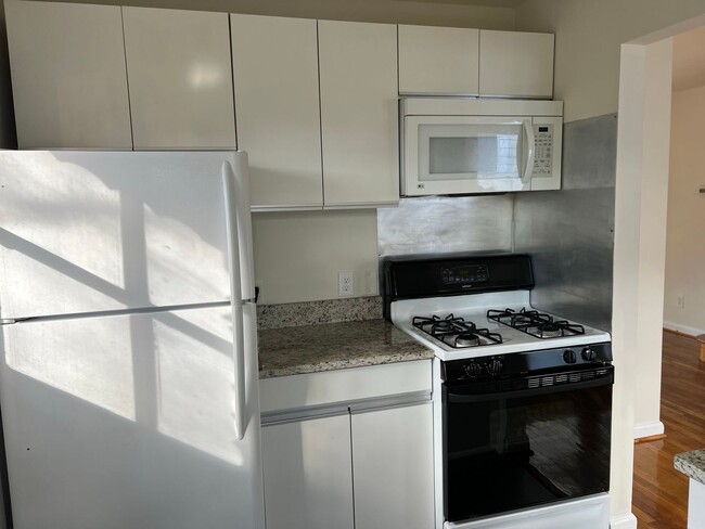 Building Photo - Lovely Split Level Close to Walter Reed, N...