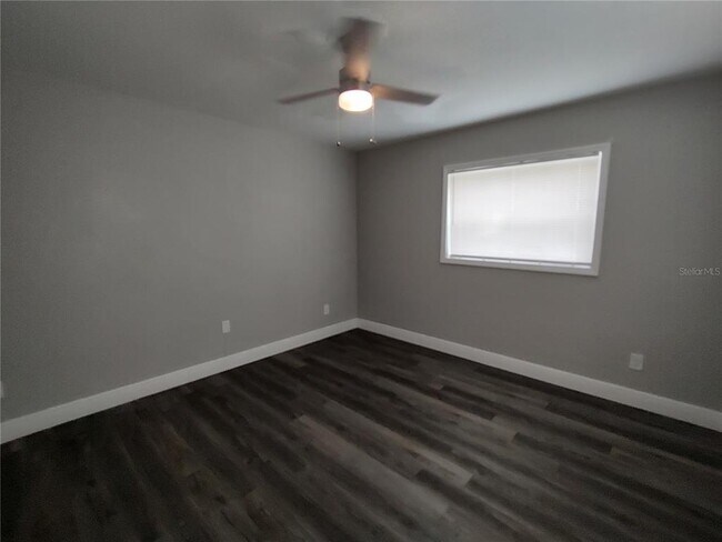 Building Photo - 320 W Howry Ave