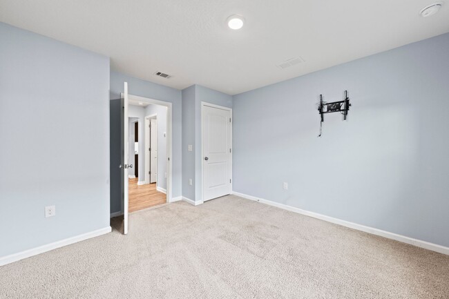 Building Photo - Redstone Commons 4bed/2bath Available Now!