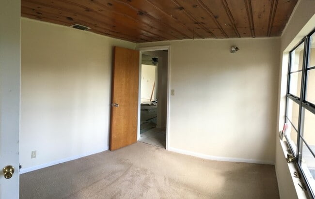Building Photo - 3302 Meadow Ln