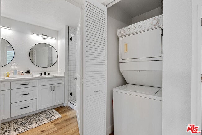 Building Photo - 6400 Crescent Prk E