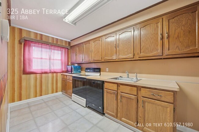 Building Photo - 325 Abbey Terrace
