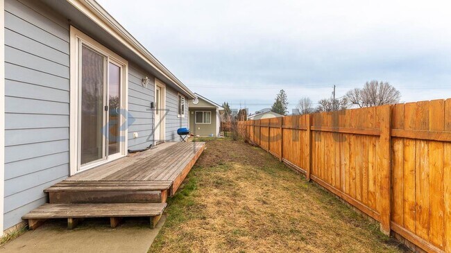 Building Photo - 7125 N Crestline St