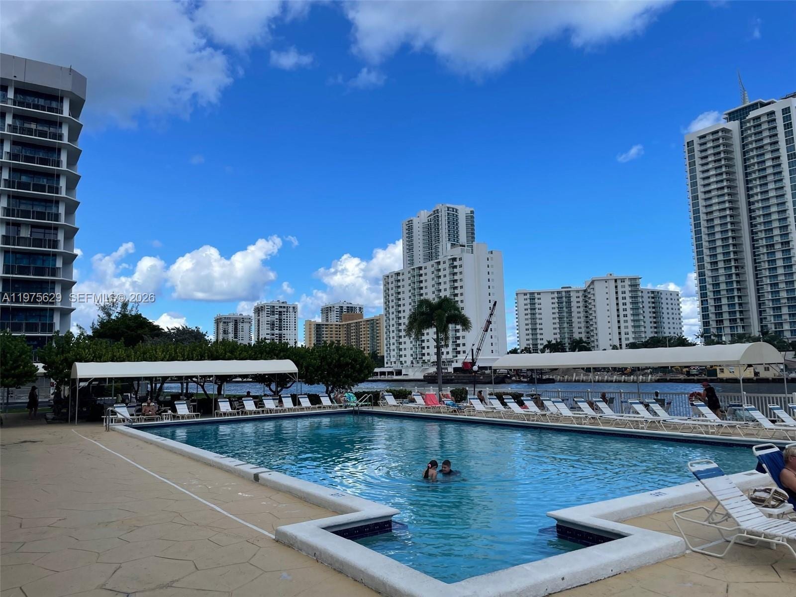 Building Photo - 400 Leslie Dr