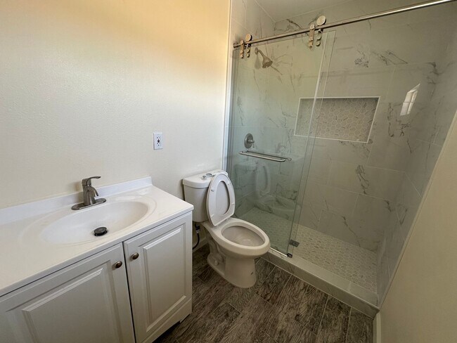 Building Photo - Cute newly remodeled 2 bed/1 bath home!