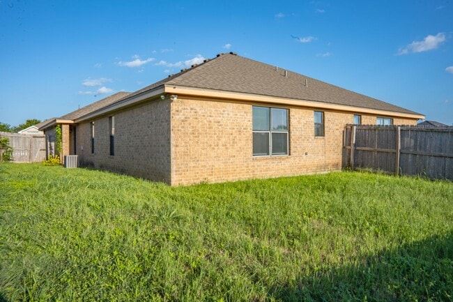 Building Photo - PRICE IMPROVEMENT NOW ONLY $1295!!!!!!