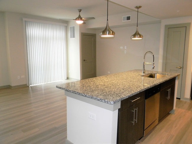 Building Photo - 670 E Algonquin Rd