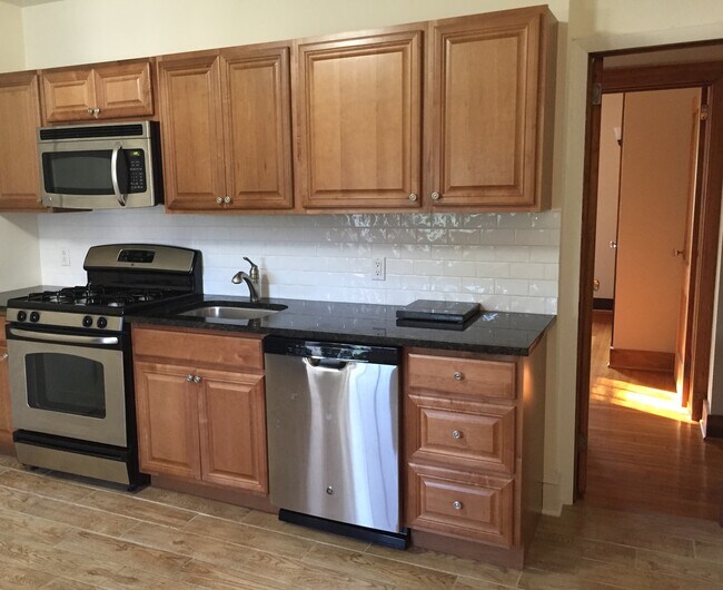 Building Photo - 346 King St