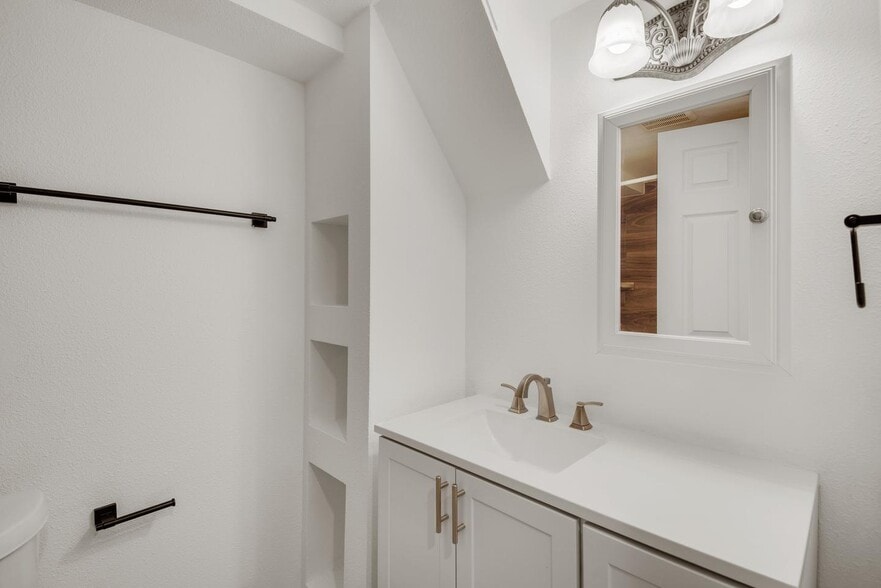 Building Photo - Move-in-ready Park Hill home with oversized yard for entertaining