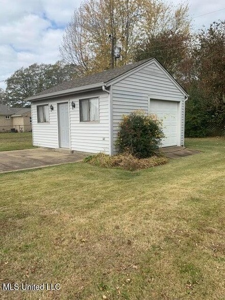 Building Photo - 1598 Main St