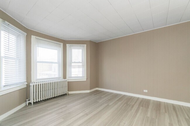 Building Photo - 458 Main St