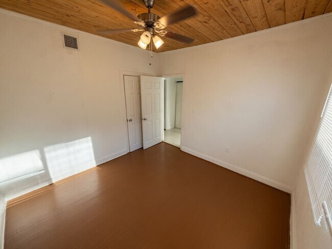 Building Photo - 1154 W 25th St