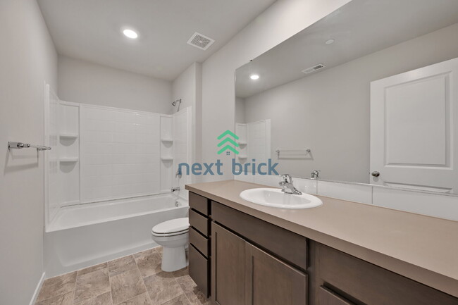 Building Photo - Modern 4-Bedroom Home in Rainier Ridge