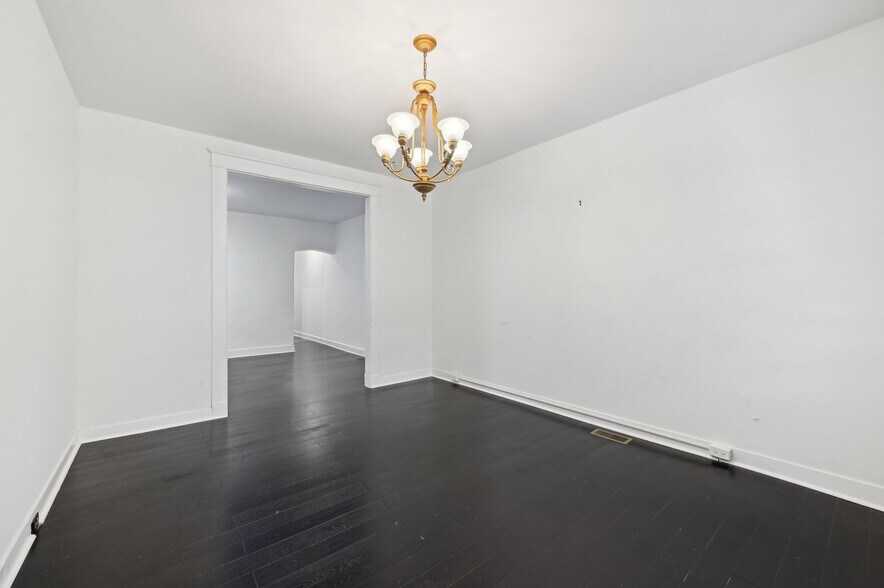 Living room - 2431 Linden Ave