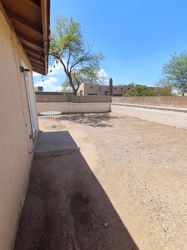 Building Photo - 3101 N Cherry Ave