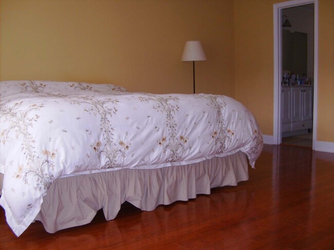 Building Photo - 3 bedroom 3 bath with Fenced in Yard in Ta...