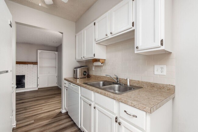 Building Photo - 7609 Seasons Dr