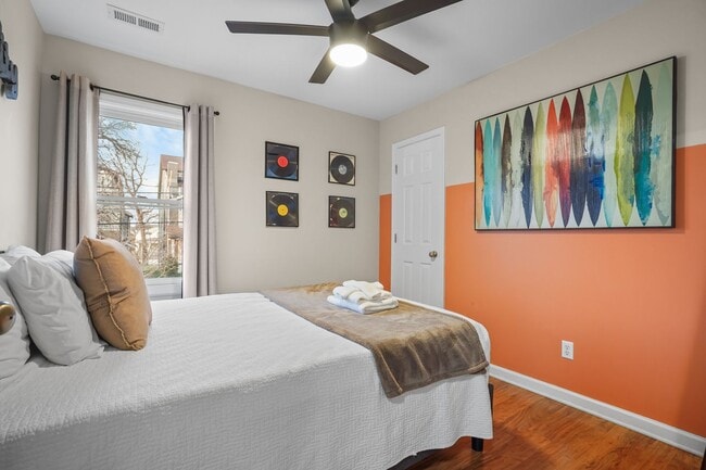 Building Photo - 914 Warren St