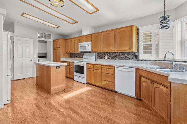 Building Photo - 8975 Lawrence Welk Dr