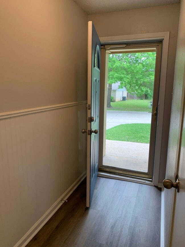 Building Photo - 404 Live Oak Dr