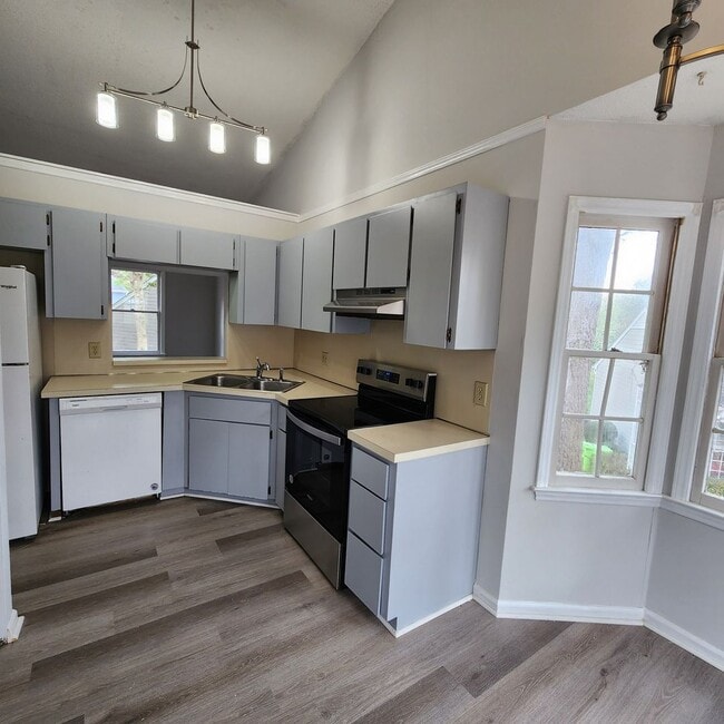 Building Photo - 3 Bedroom Townhome For Rent