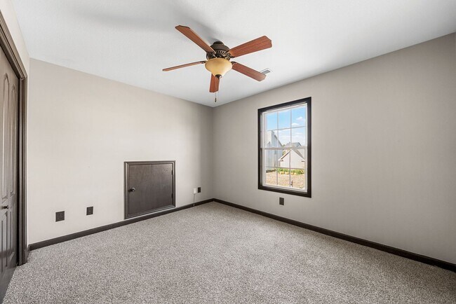 Building Photo - 4 Bedroom Pet Friendly Home For Rent!