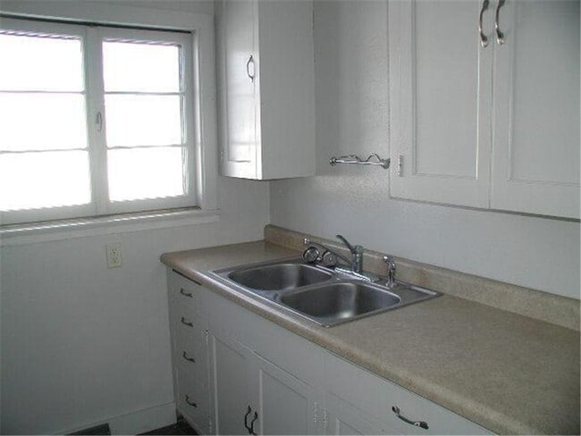 Building Photo - 579 5th Ave N