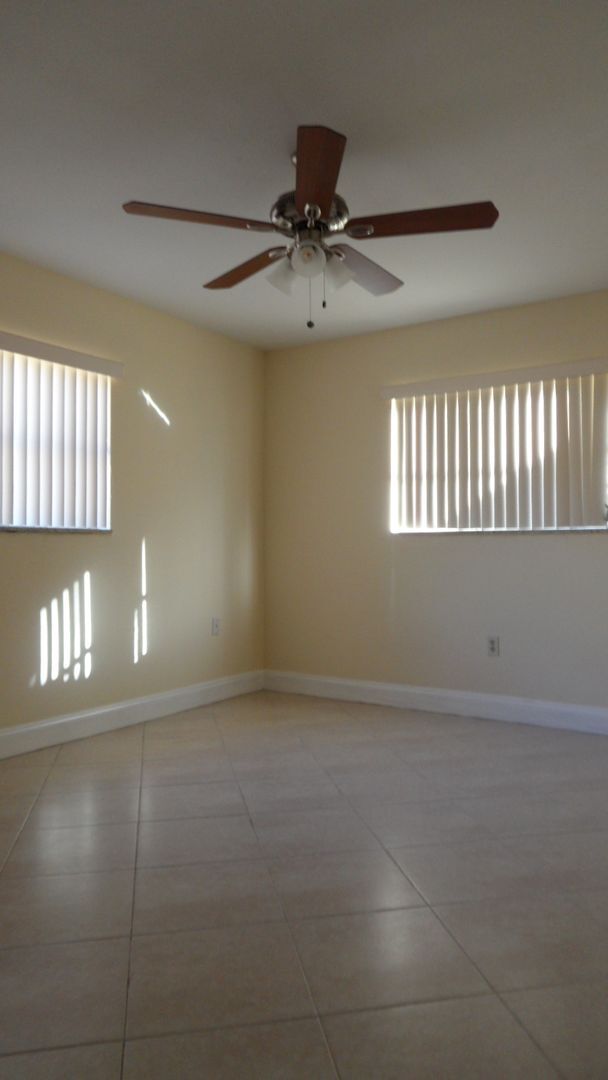 Building Photo - 3BED/2BATH house with Large fenced backyard and split floorplan!