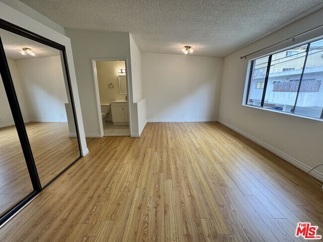 Building Photo - 1252 Barry Ave