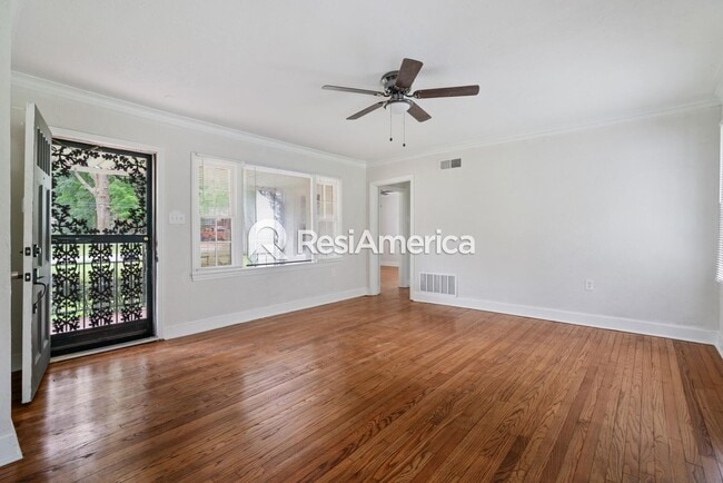 Building Photo - Adorable 2/1 in 38116!