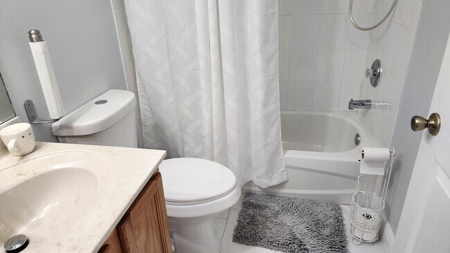 Building Photo - 562 SE Majestic Terrace