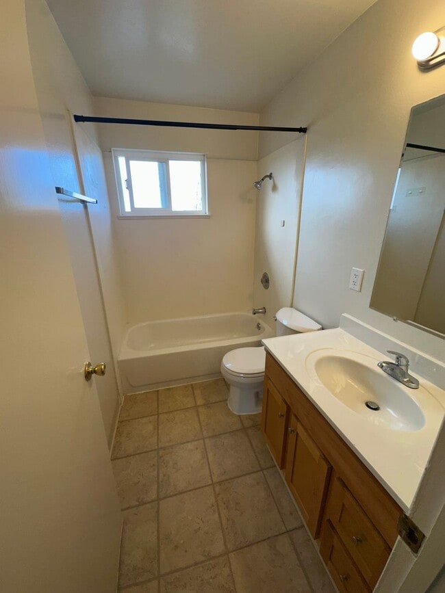 Building Photo - 1 bedroom apartment with off street parking