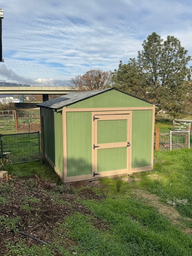 Building Photo - 2 Bedroom 2 Bath