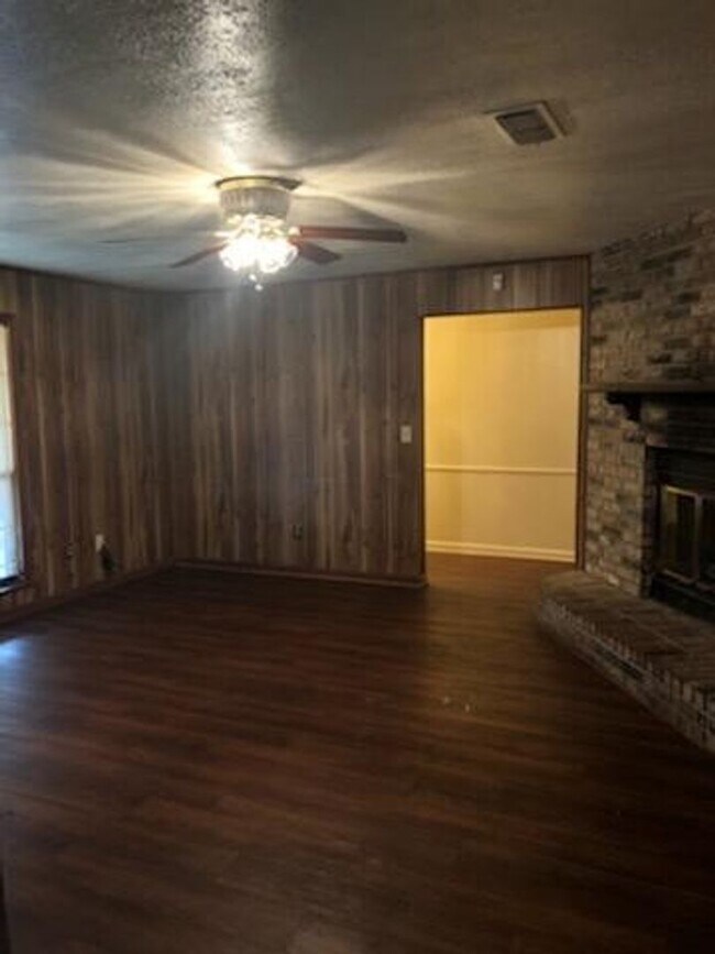 Building Photo - 6227 Southcrest Dr