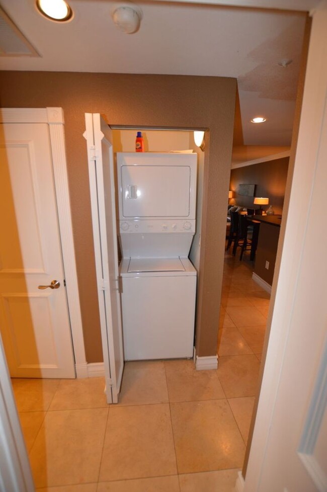 Building Photo - Meridian 2 BED|2BA FURNISHED CONDO 1 BLOCK...