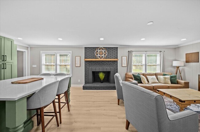Building Photo - 103 Poinsettia Dr