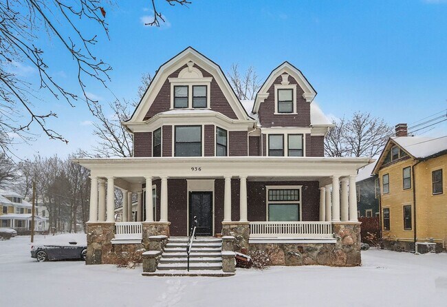 Building Photo - Fully Renovated 1 Bedroom in Historic Sloan Neighborhood $1099