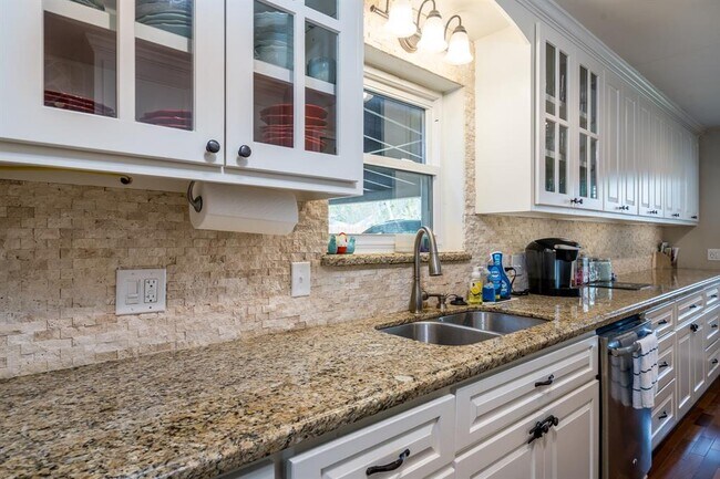 Building Photo - 9127 Highcrest Dr