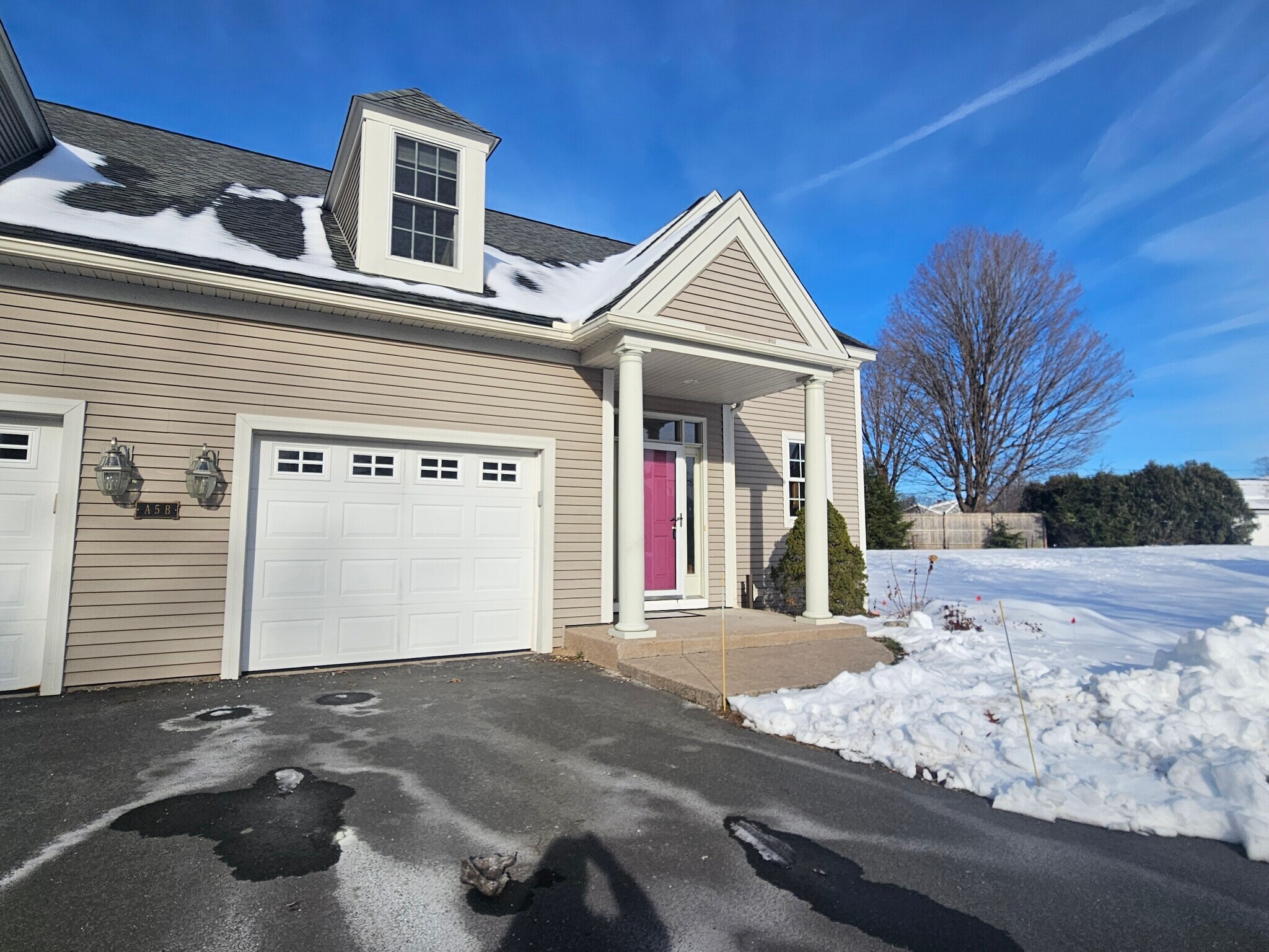 Building Photo - 359 Main St