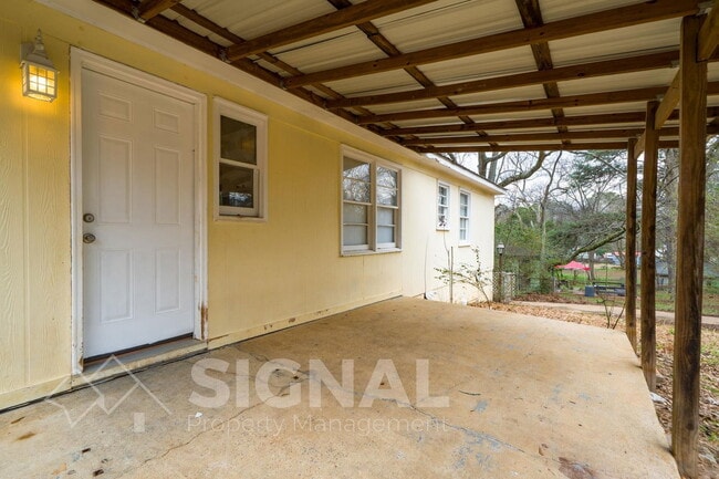 Building Photo - 213 Lake Dr Cir NE