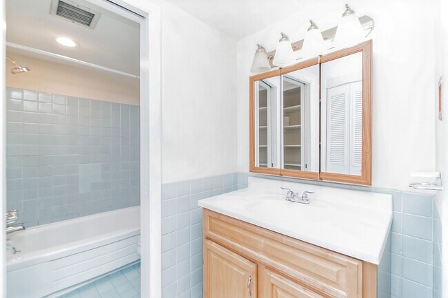 Building Photo - Bright 1BR Condo at Towne Terrace East – All Utilities Included!