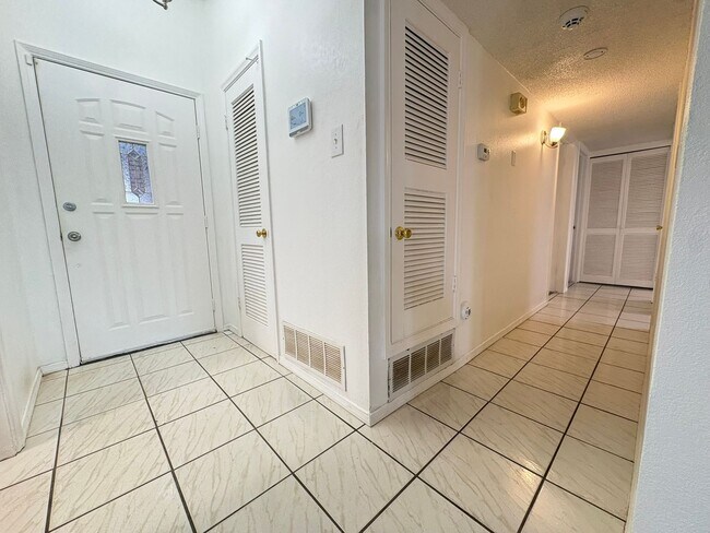 Building Photo - EASTSIDE HOME WITH A SWIMMING POOL