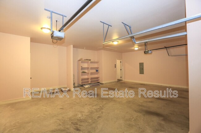 Building Photo - 2202 SW Tupelo Ave