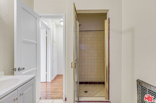 Building Photo - 3725 S Victoria Ave