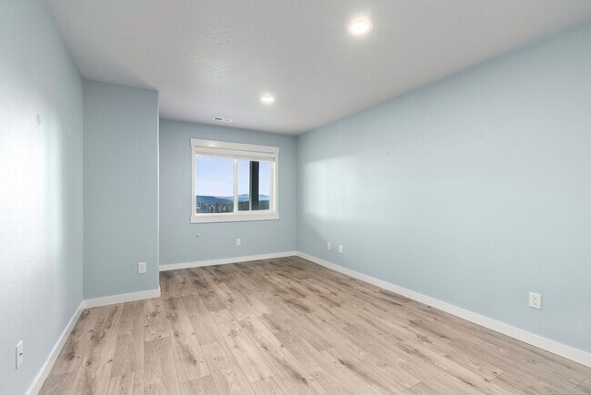 Building Photo - Luxury Four Bedroom with Breathtaking Views