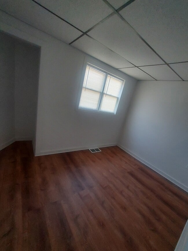 Building Photo - 123 Oak St