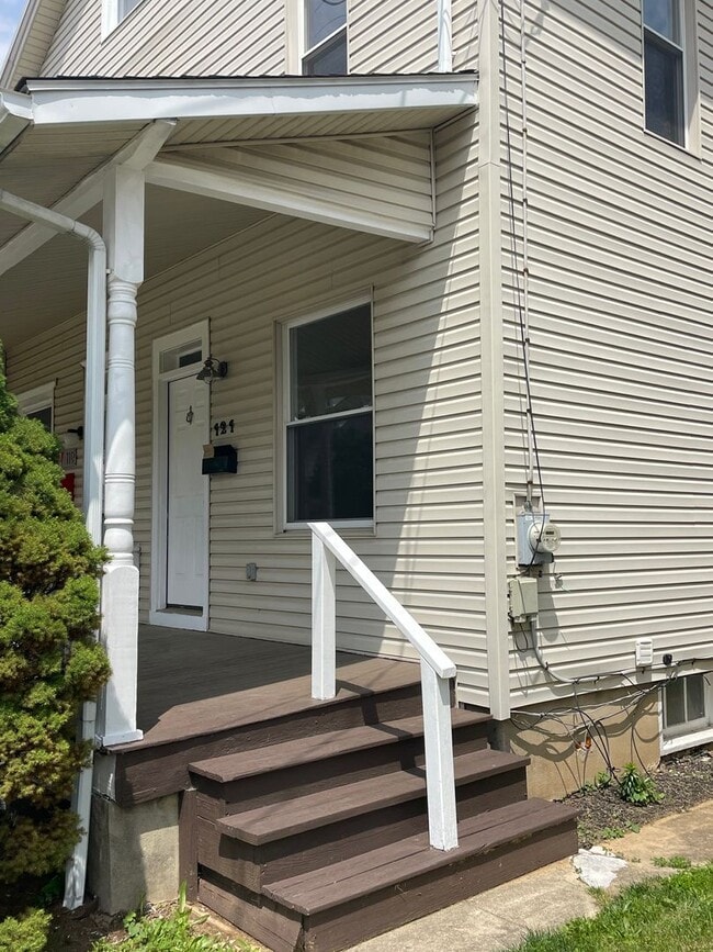Building Photo - Charming & Well-Maintained 2-Bedroom, 1.5-...