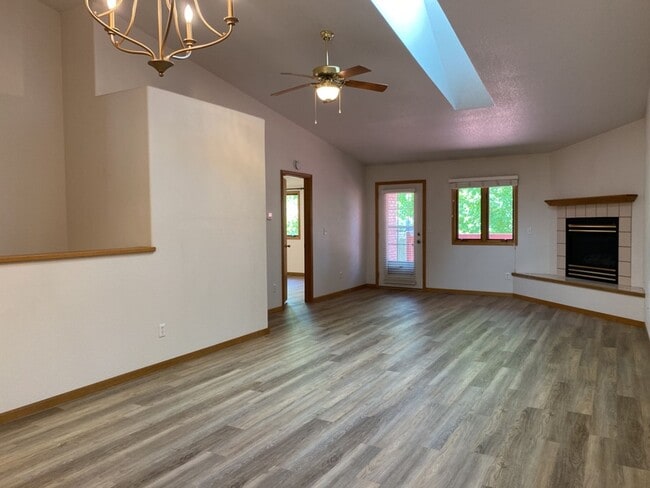Building Photo - 2325 Northbrook Dr