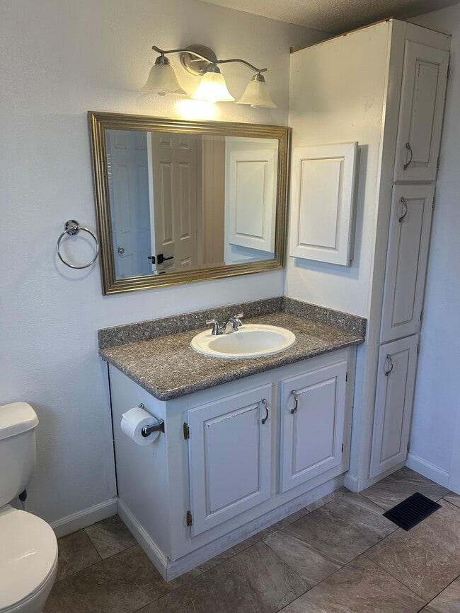 Building Photo - 2730 Larkspur St